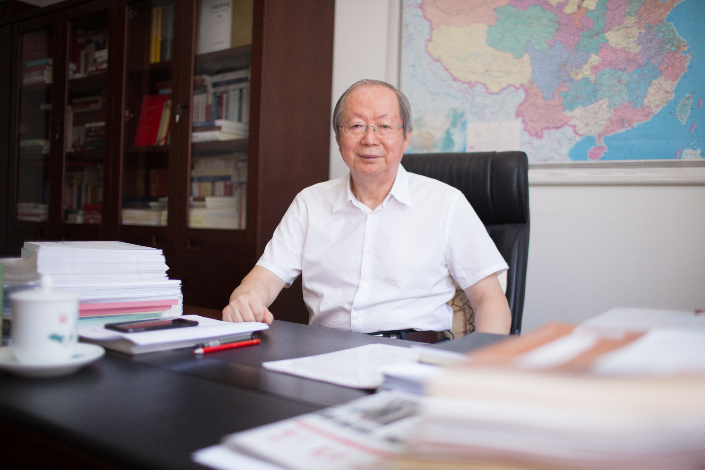 中國(guó)經(jīng)濟(jì)體制改革研究會(huì)會(huì)長(zhǎng)、十二屆全國(guó)人大財(cái)經(jīng)委副主任委員、國(guó)家發(fā)展改革委原副主任彭森&nbsp; &nbsp;澎湃新聞?dòng)浾?權(quán)義 圖