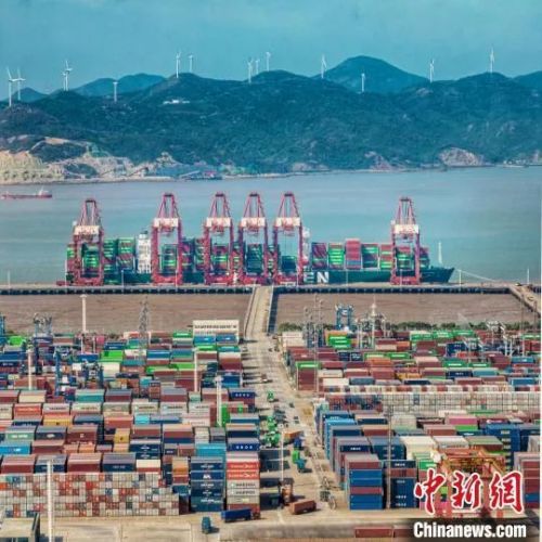 寧波舟山港作業(yè)場(chǎng)景。高雪峰 攝