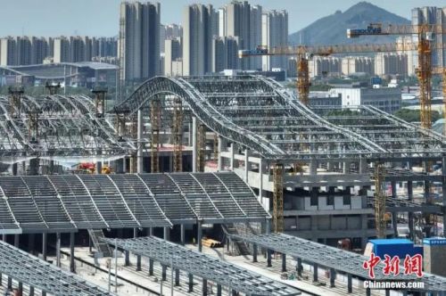 圖為航拍南沿江鐵路江陰站站房屋面鋼結(jié)構(gòu)桁架整體提升現(xiàn)場(chǎng)。(無(wú)人機(jī)照片) 中新社記者 泱波 攝